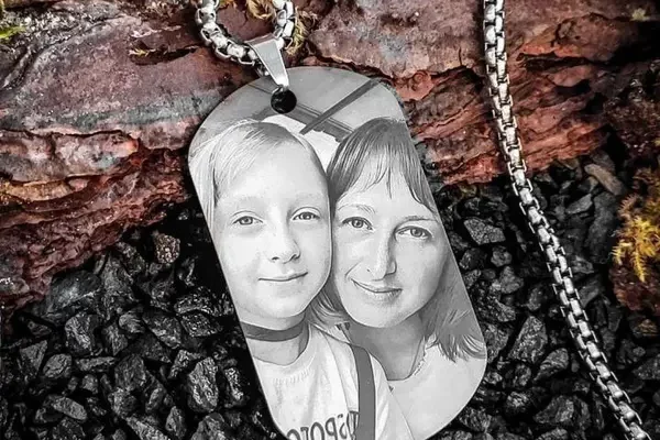 Персонализированные жетоны с фото: стильный и памятный аксессуар для каждого